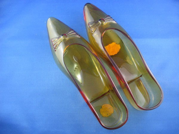 PAIR OF GEORGIAN AMBER HAND BLOWN SLIPPERS: RIBBONS TO TOES, BRITISH ANTIQUE DEALERS EXPORT LABEL INTACT, CIRCA 1720, 9" L