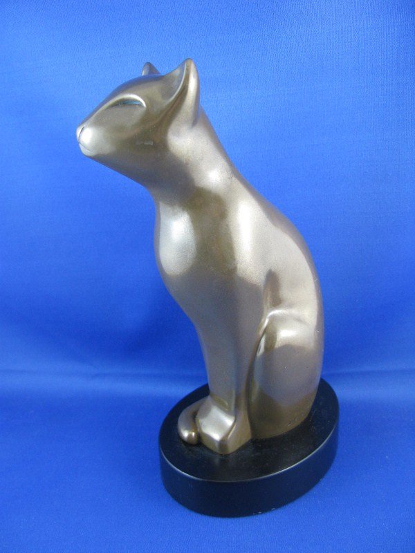 SIGNED VINTAGE ART DECO STYLE BRONZE CAT SCULPTURE: BRONZE FINISH ON A BLACK ENAMELED OVAL SHAPED BASE. INCISED "DEWITT" WITH COPYRIGHT 8.5" H