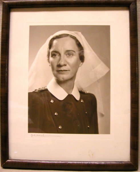 SIGNED PHOTO - YOUSUF KARSH: CANADIAN(1908-2000), CANADIAN WWII DECORATED MISSIONARY NURSE 8" X 10"