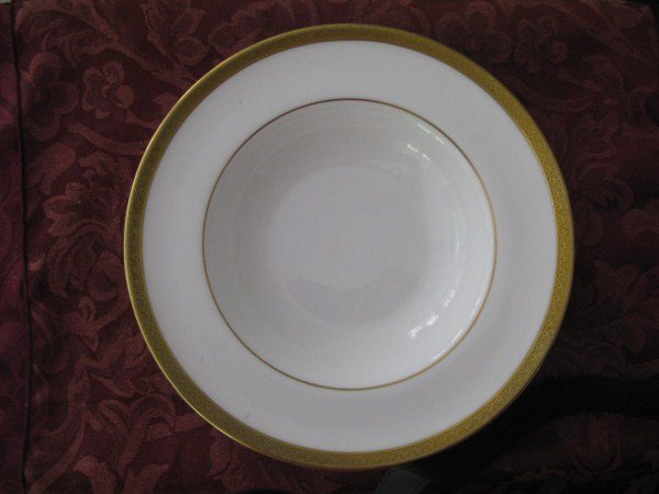 ROYAL DOULTON DINNER SERVICE: "ROYAL GOLD" PATTERN # 4980. SERVICE FOR TEN CONSISTING OF: SOUP BOWLS, DINNER AND LUNCHEON PLATES, CUPOS AND SAUCERS, TEAPOT, COFFEE POT, CREAM AND SUGAR