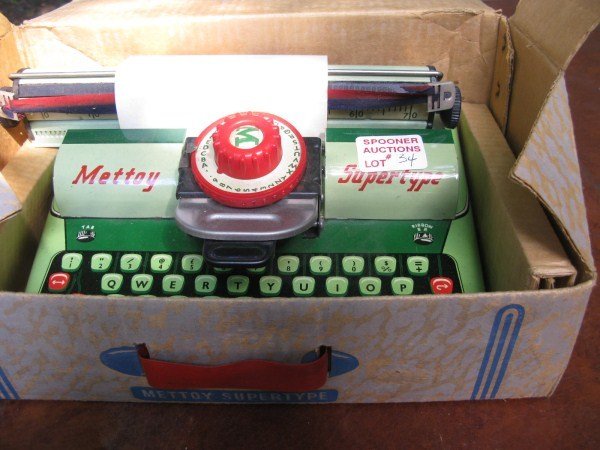 METTOY SUPERTYPE TYPEWRITER: CHILDS TYPEWRITER COMPLETE WITH ORIGINAL BOX. MADE IN GREAT BRITAIN BY THE METTOY CO. LTD, SWANSEA