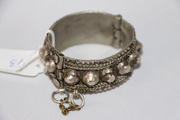 SMALL 19TH CENTURY NORTH AFRICAN TRIBAL BRACELET: HINGED WITH STICK AND CHAIN CLASP