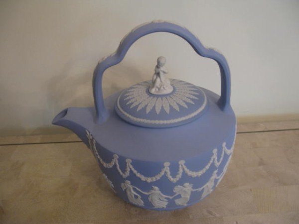 WEDGWOOD JASPERWARE RUM KETTLE: 7" D X 9.75" H TO HANDLE