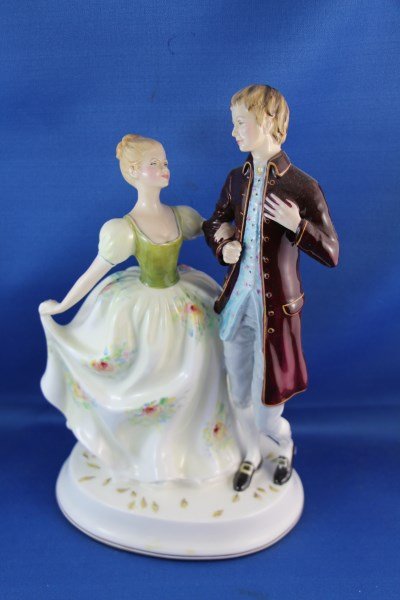 ROYAL DOULTON FIGURINE "YOUNG LOVE" HN 2735: "YOUNG LOVE" HN 2735