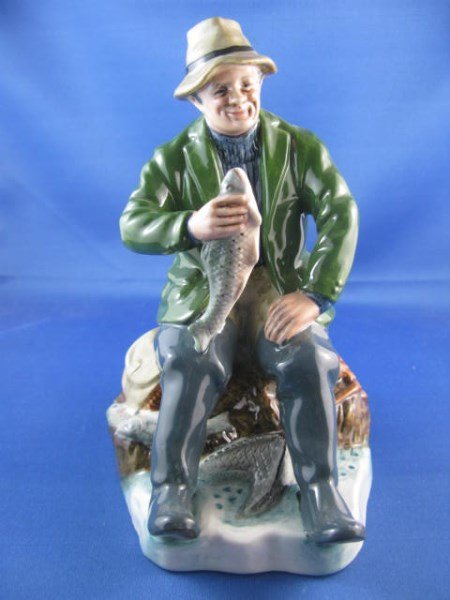 ROYAL DOULTON FIGURINE "A GOOD CATCH" HN 2258: "A GOOD CATCH" HN 2258