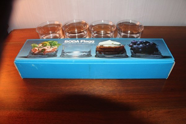 EIGHT KOSTA BODA FLAGG DESSERT BOWLS: DESIGNED BY SIGNE PERSSON MELIN IN ORIGINAL BOX - RARE FIND AS THEY ARE DISCONTINUED