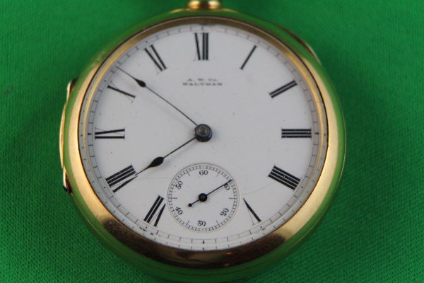 AM CO. WALTHAM 18K GOLD POCKET WATCH: PORCELAIN DIAL WITH ROMAN NUMERALS, SECOND SUBSIDIARY HAND NOT RUNNING BUT IN GOOD CONDITION, MISSING CRYSTAL SERIAL # 33696 PATENTED APRIL 22, 1873