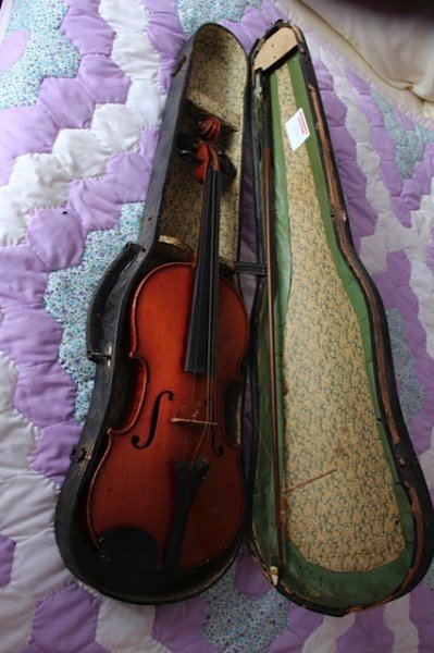 ANTIQUE VIOLIN: WITH CASE