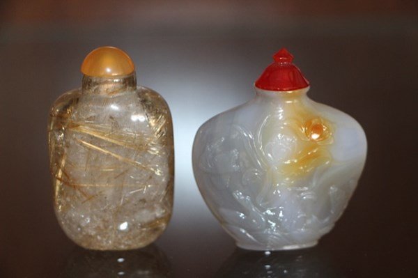 PAIR OF CHINESE GLASS SNUFF BOTTLES: OPAQUE GOLD DESIGN AND FISH DESIGN