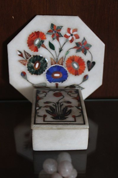 TWO PIECES OF ALABASTER: COVERED BOX WITH MOSAIC DECORATION AND OCTAGONAL TRAY WITH MOSAIC DECORATION