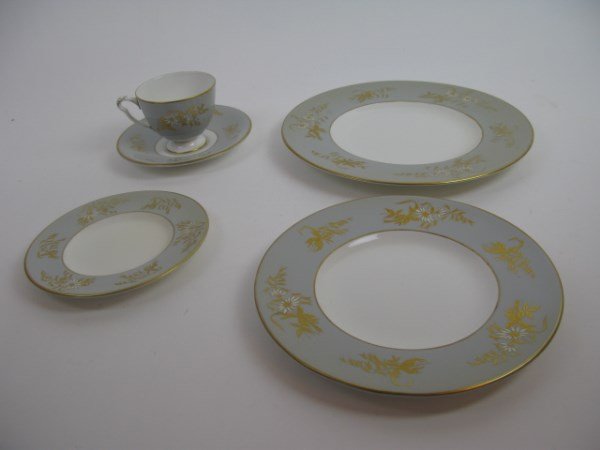 ROYAL CROWN DERBY PARTIAL DINNER SERVICE: PATTERN A1190 CONSISTING OF FOUR DINNER PLATES, TWO LUNCHEON PLATES, TWO BREAD PLATES AND SIX CUPS AND SAUCERS