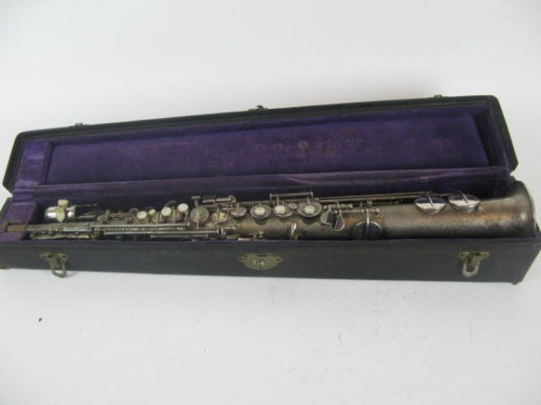 BEUSCHER 1922 SATIN SILVER STRAIGHT SOPRANO SAX: ONE PIECE BODY TRU TONE SERIAL # 125592 LOW PITCH LICENCE PAT'D DEC. 8, 1914 AS FOUND CONDITION, NO PADS, CORK NEEDS REPLACING, NOT ALL KEYS WORK CORRECTLY IN ORIGINAL CASE