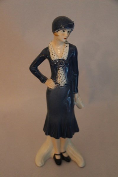 RARE GOEBEL FIGURINE - THE COSMOPOLITAN #280: SCARCE 1983 GOEBEL FIGURINE 16 280 21 "THE COSMOPOLITAN " 1935. SIGNED BY THE ARTIST 8.25" H