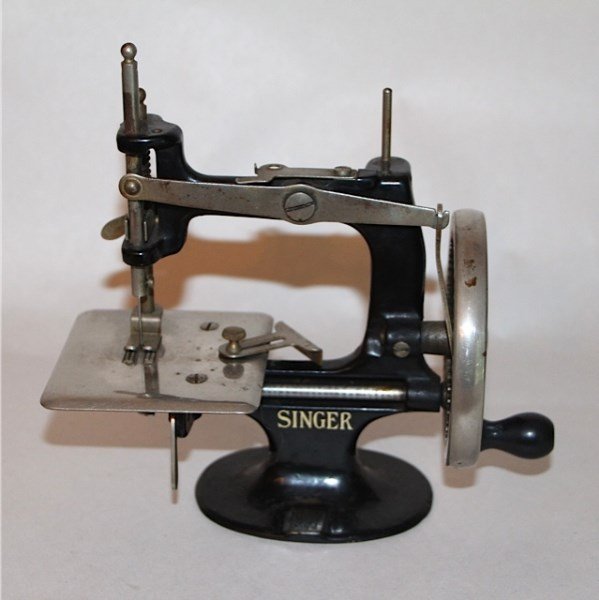 MINIATURE SINGER SEWING MACHINE: 7" X 7"