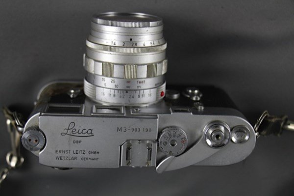 LEICA CAMERA M3-903 190 +SUMMILUX f1.4/50MM LENS: LEICA M3 - 903 190 WITH CARRY STRAP PLUS A LEITZ WETZLAR 1759405 SUMMILUX f1.4/50 MM LENS A/F