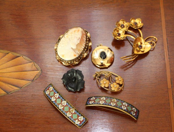 FIVE PIECES OF VICTORIAN AND EDWARDIAN JEWELLERY: VICTORIAN MOURNING BROOCH, MOUTNING LOCKET, CAMEO BROOCH, AMETHYST SWEETHEART BROOCH, PAIR CLOISONNE PINS AND FLOWER BROOCH