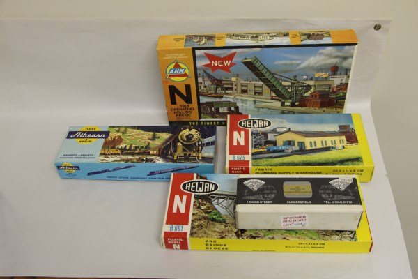 FIVE N GAUGE RAILROAD BRIDGE SETS, TRAIN SET ETC (1 of 3)