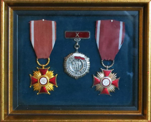 DISPLAY OF THREE WWII + 1944-'57 POLISH WAR MEDALS (1 of 2)