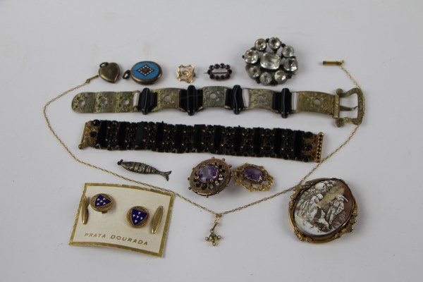 UNMARKED VICTORIAN GOLD AND COSTUME JEWELLERY (1 of 4)