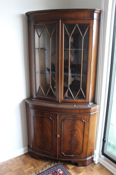 EARLY 20TH C. ENGLISH MAHOGANY CORNER CABINET (1 of 1)