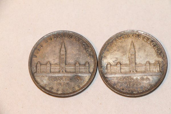 TWO CANADIAN 1939 DOLLAR COINS - UNCIRCULATED (1 of 2)