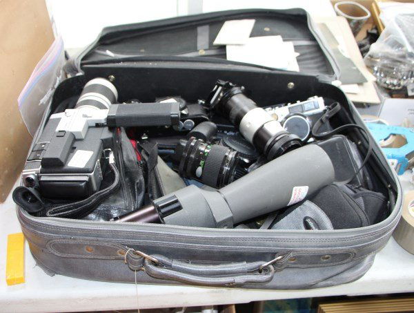 LARGE LOT OLDER CAMERA EQUIPMENT (1 of 4)