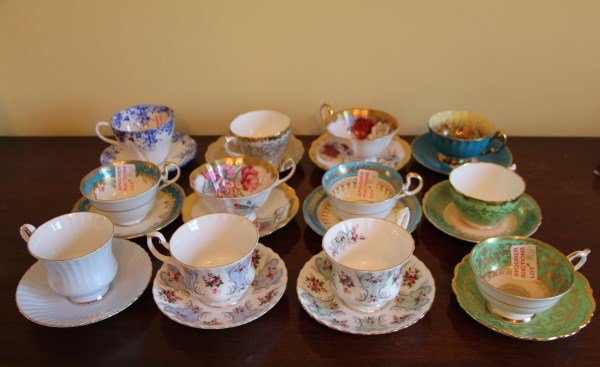 TWELVE ASSORTED ENGLISH CUPS AND SAUCERS (1 of 3)