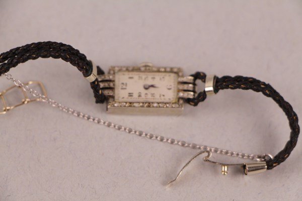 LADIES 18K WHITE GOLD AND DIAMOND VINTAGE WATCH (1 of 2)