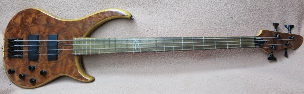 PEAVEY CIRRUS BXP ONE PIECE 4 STRING BASS GUITAR (1 of 3)