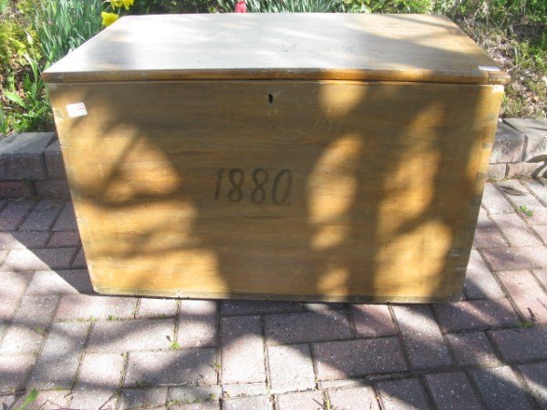 PINE DOVETAILED BLANKET BOX (1 of 2)