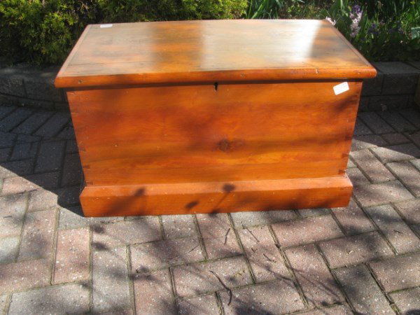PINE DOVETAILED BLANKET BOX (1 of 2)