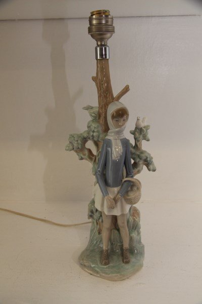 LLADRO LAMP - GIRL WITH BASKET (1 of 2)