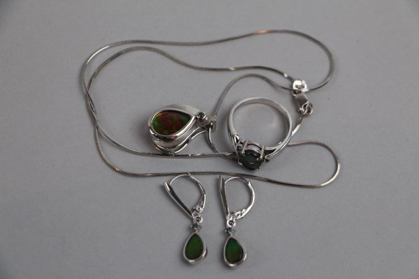 14K WHITE GOLD AND AMMOLITE JEWELLERY SUITE (1 of 2)