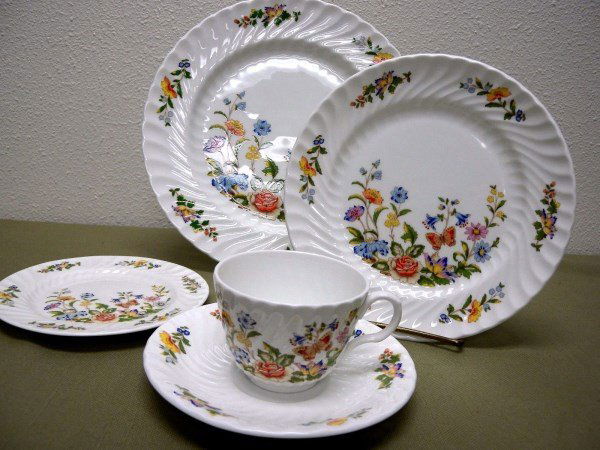 AYNSLEY COTTAGE GARDEN DINNER SERVICE (1 of 1)