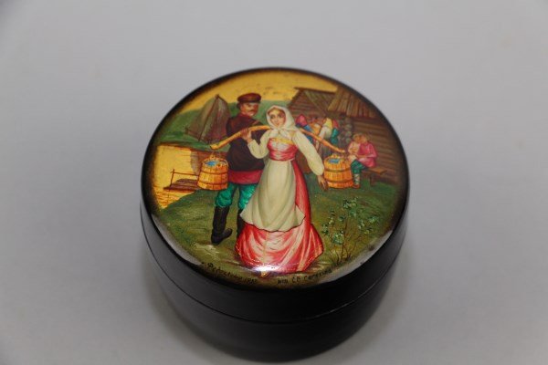 RUSSIAN LACQUERED BOX SIGNED FEDOSKINO (1 of 1)