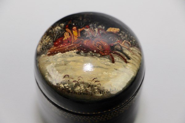 RUSSIAN LACQUER BOX SIGNED FEDOSKINO (1 of 1)