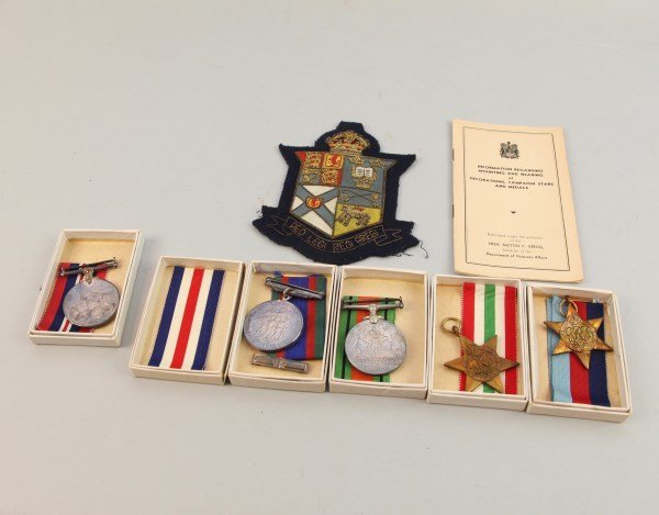 FIVE ASSORTED WWII MILITARY MEDALS, PLUS BOOKLET (1 of 4)