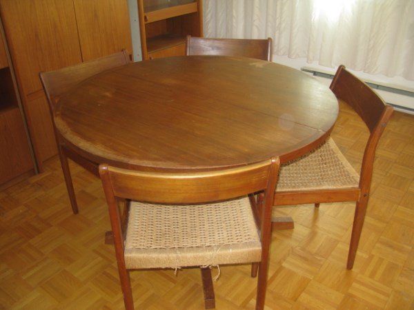 SOLID TEAK ROUND DINING TABLE AND FIVE CHAIRS (1 of 3)