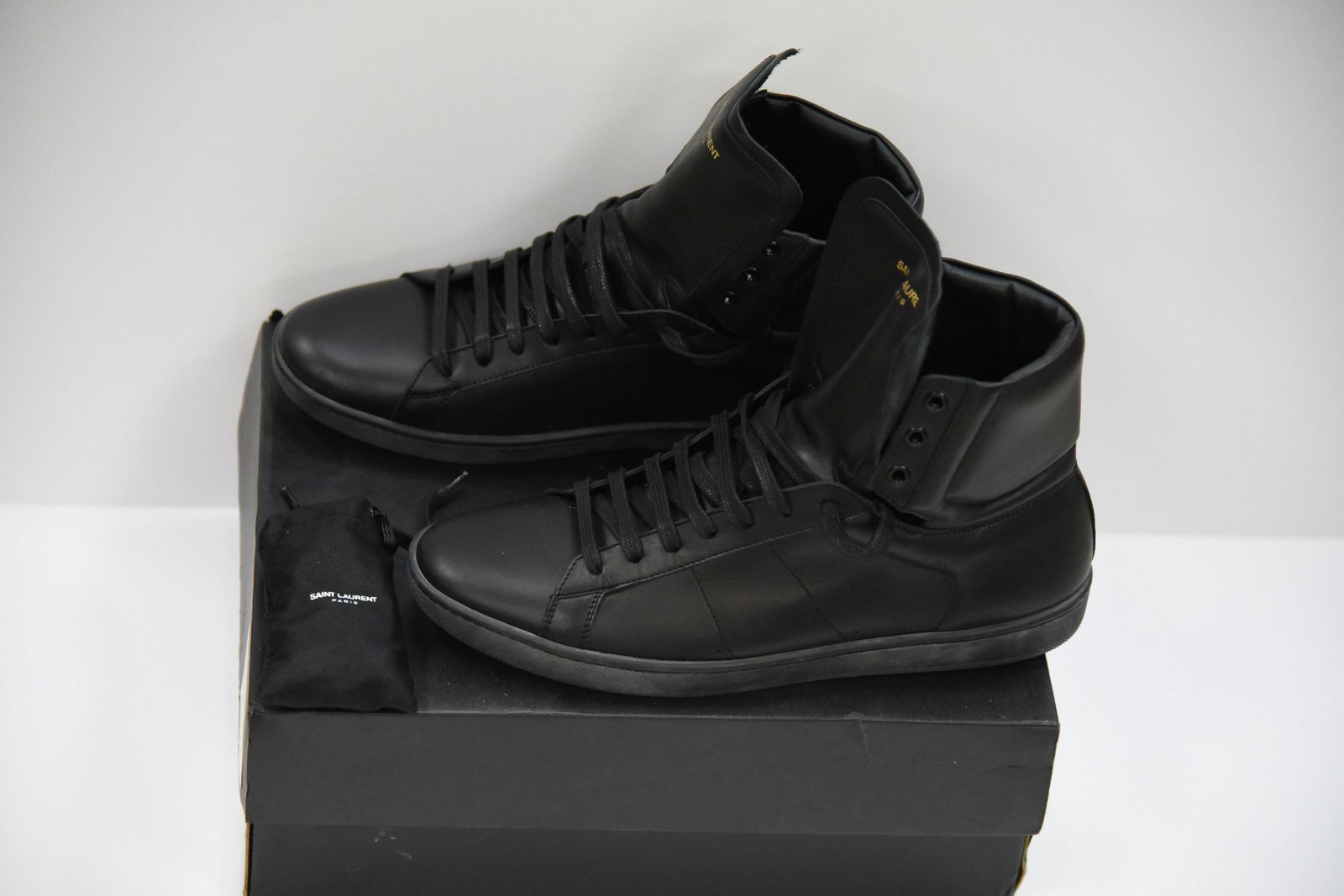 SAINT LAURENT Mens LIKE NEW Leather Signature Court: SAINT LAURENT Mens Like New Condition Leather Signature Court Classic HIGH TOP Lace Up Sneaker, SIZE 12. Saint Laurent name embossed on back panel and shoe tongue. Style number 315486 AQ100 1000. Come