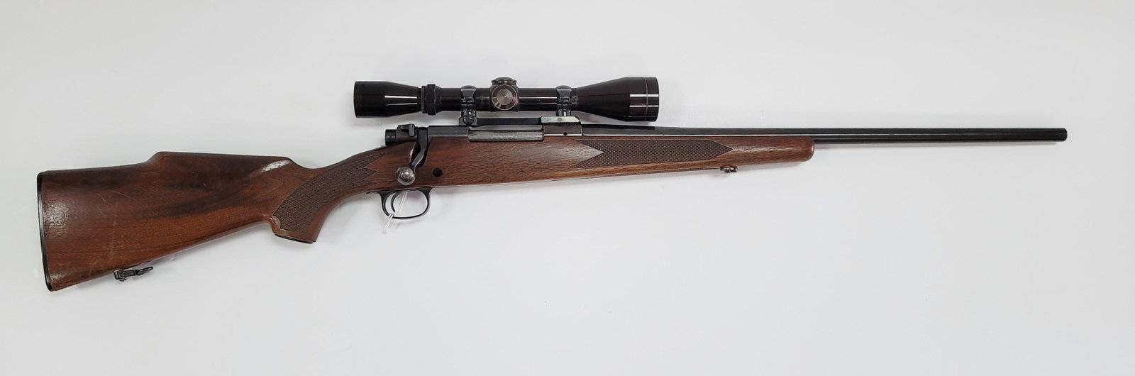 WINCHESTER MODEL 70 .30-06 RIFLE: WINCHESTER MODEL 70 .30-06 BOLT ACTION RIFLE MAUNFACTURED IN 1975 WITH LEOPOLD 3X9 SCOPE