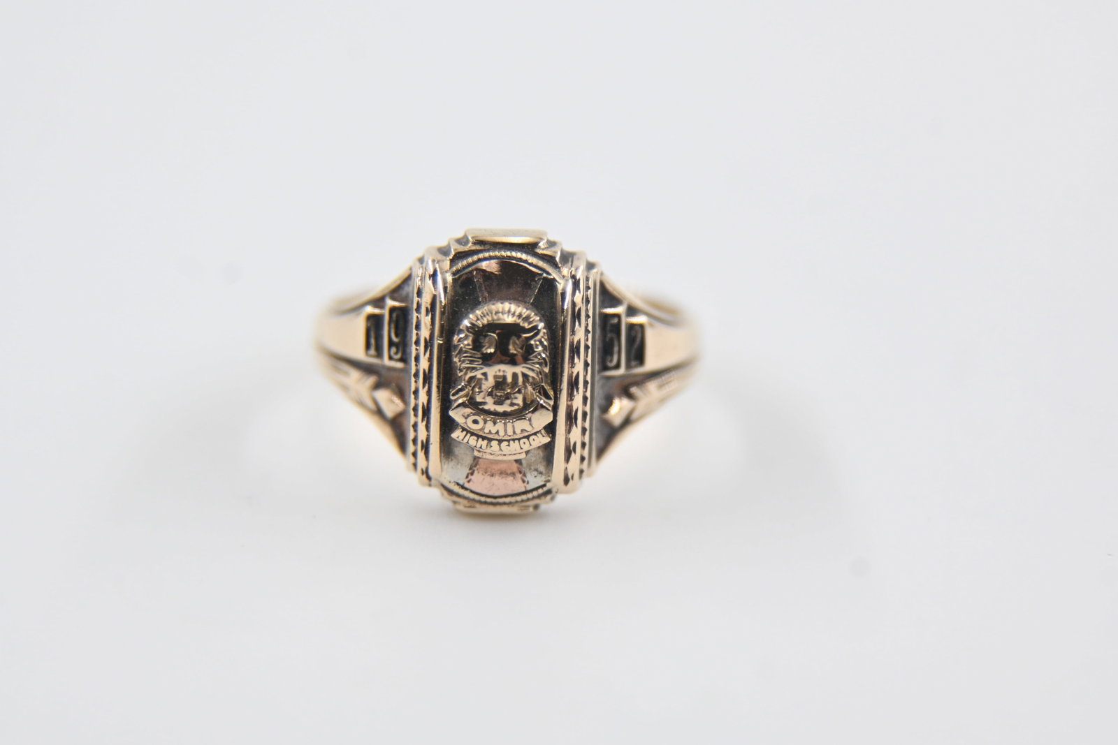 1952 10k Yellow Gold Classic Style Ladies Lomira Wisconsin High School Class Ring: A 1952 classic style 10K yellow gold ladies class ring from Lomira Wisconsin High School, by Jostens, with two-tone gold accents. Key Features: 10K yellow gold, marked Jostens 10k Rose and white gold 
