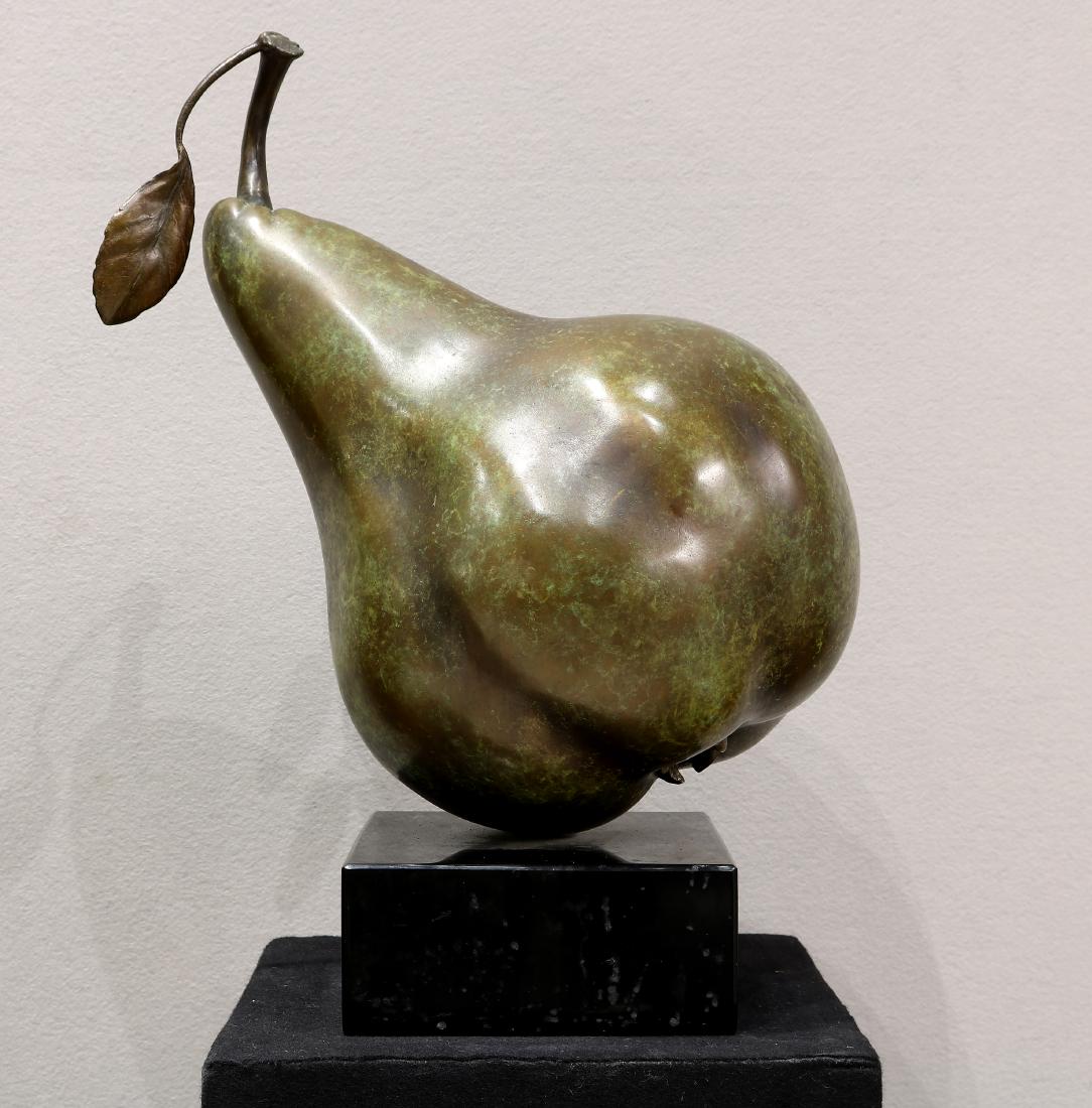Popliteo Pear Bronze by Montoya & Ortiz: Popliteo Pear Bronze by Louis Montoya & Leslie Ortiz. Palm Beach artists with world renown recognition This bronze is in overall great condition. The base does show 2 small surface chips on the edge. 