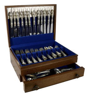 Wallace Sterling Violet 165 piece Flatware Set: Wallace sterling silver flatware set featuring the lovely Violet pattern. Set consists of: (12) 9.5" knives (12) 8.75" knives (12) 6" butter spreaders (12) 7.5" dinner forks (12) 7" dessert forks (12)