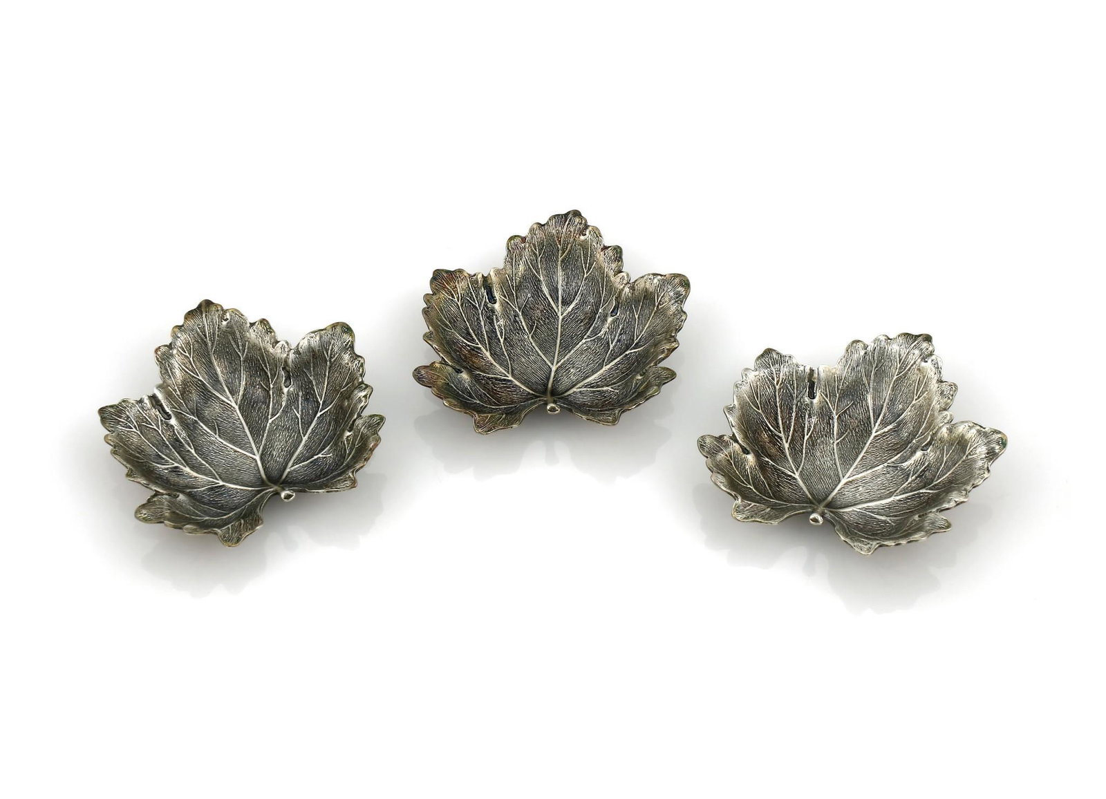 Lot of 3 Buccellati Italy Sterling Silver Leaves: Lot of 3 sterling silver leaves by Buccelati. In new condition and includes original pouch with outer box. Each leaf measures 45mm x 43mm and weighs 11.3 grams. NN05833 NN05840 NN05859 Please rev