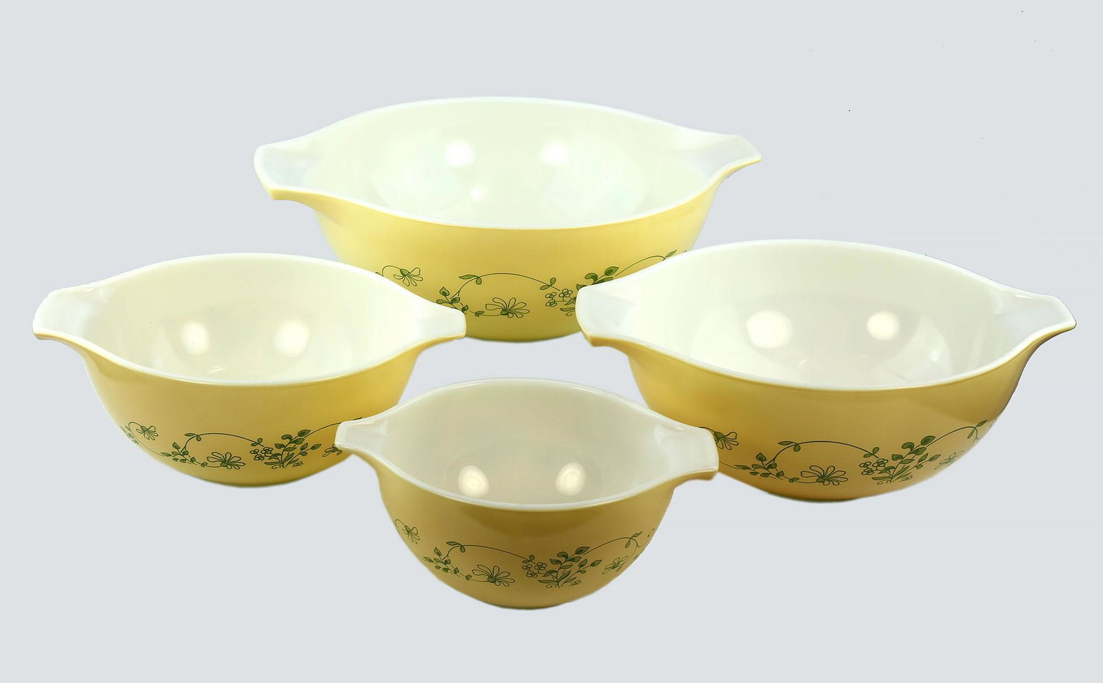 Vintage Pyrex 4 Pc Mixing Bowl Set (1 of 2)