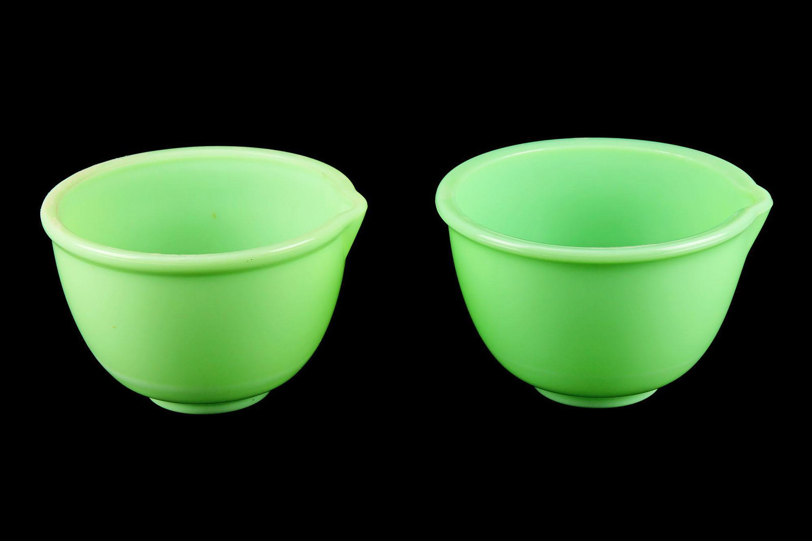 Vintage Jeanette Jadeite Pr Mixing Bowls: Vintage Jeanette Jadeite Pr Mixing Bowls Nice heavy bowls with great Jadeite color Great shape with no losses or flea bites 6 1/2" Dia Please review all photos closely. The nonappearance of a co