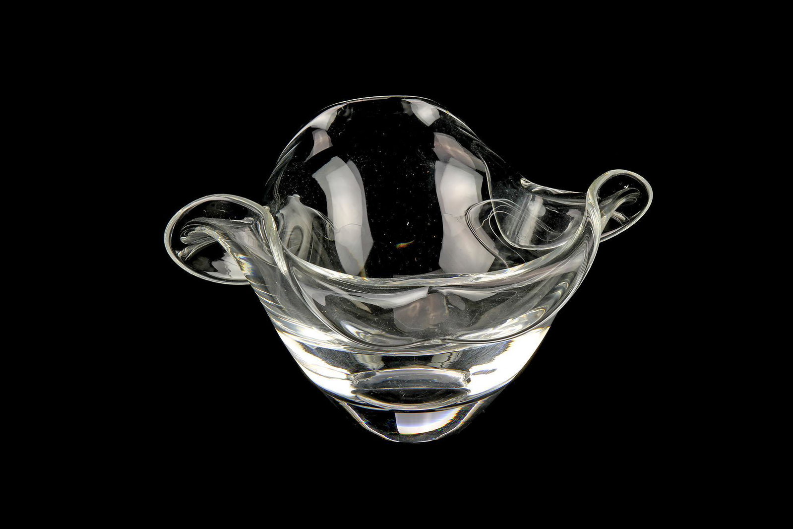 Estate Steuben Flower Shaped Crystal Bowl: Estate Steuben Flower Shaped Crystal Bowl Pretty late 20th century bowl with a flower shape No losses or flea bites but has some shelf scratches 8" Dia Please review all photos closely. The nonappeara