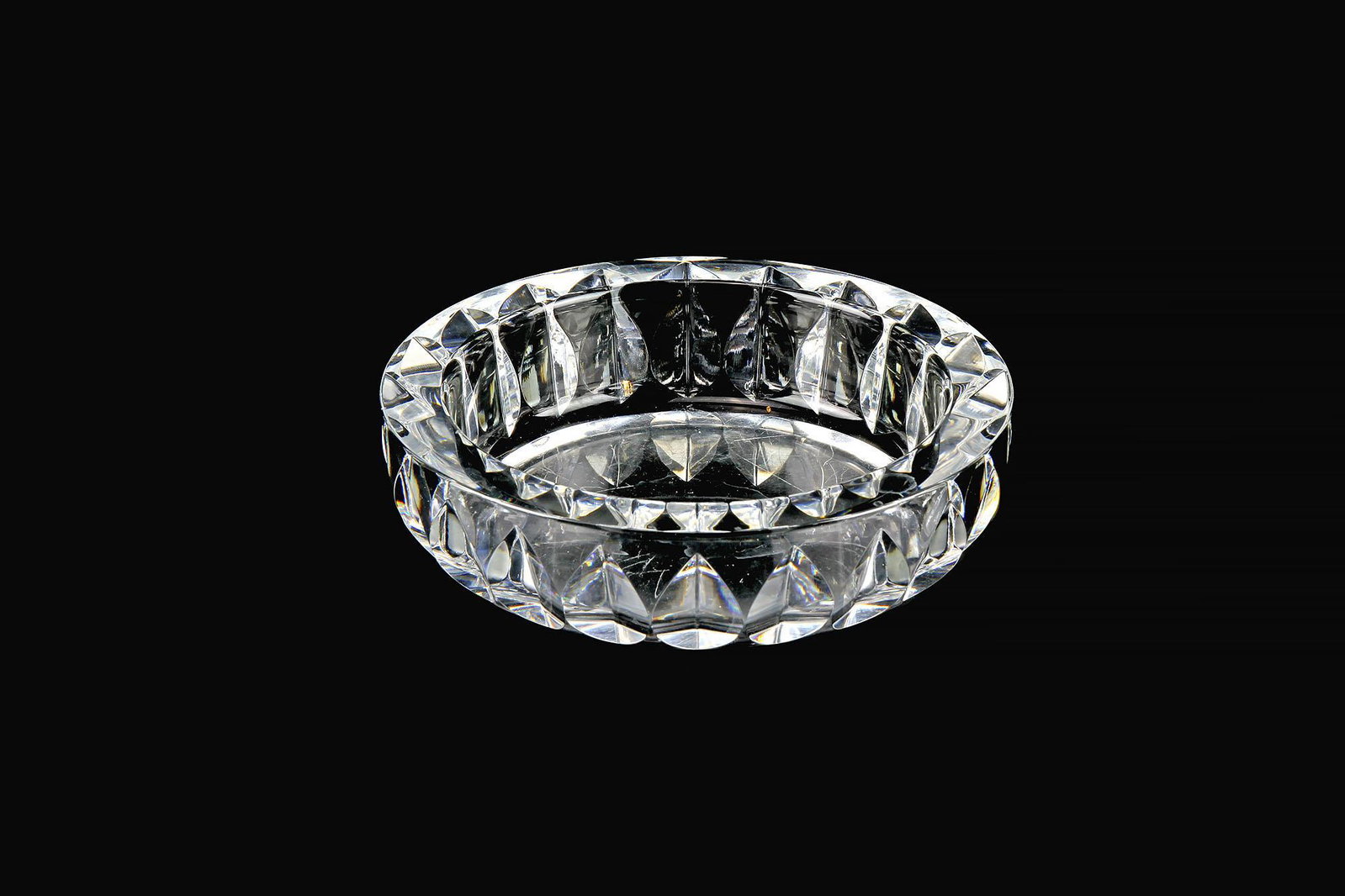 Vintage Orrefors Crystal Bowl: Vintage Orrefors Crystal Bowl Great shape with no chips although has some shelf scratches 6 3/4" Dia Please review all photos closely. The nonappearance of a condition report does not mean that the lo