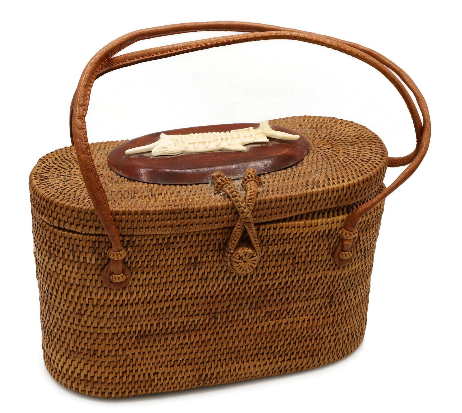 Nantucket Basket with Fish Carving (1 of 4)