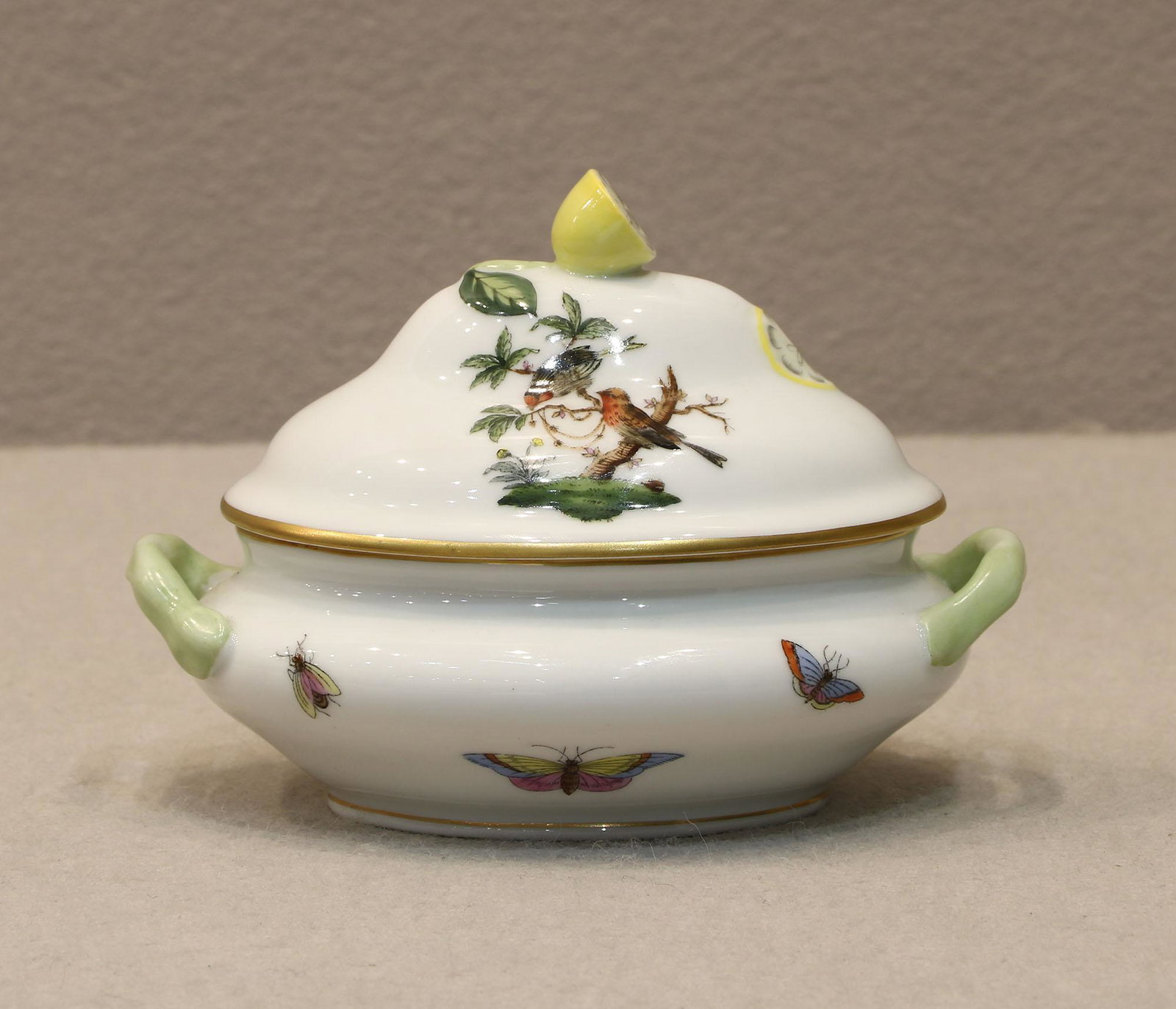 Herend Queen Victoria Mini Tureen with Lemon Finial (1 of 4)